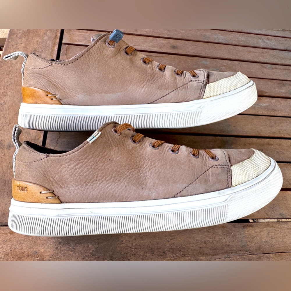 TOMS Men's 10014351 Trvl Lite Low 
Cedar Brown Tumbled Nuback Leather Sneaker